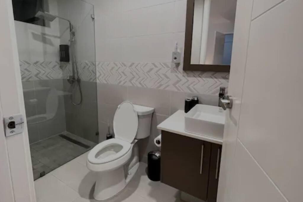 Parkhurst Lux Condo Near Devon House Кінгстон Екстер'єр фото